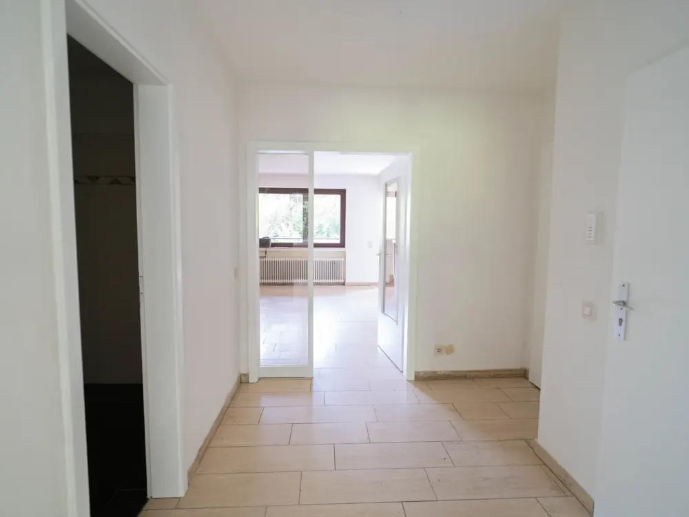 Helle 2-Zimmer-Wohnung mit Balkon, Tiefgaragenstellplatz und Top-Lage am Rhein