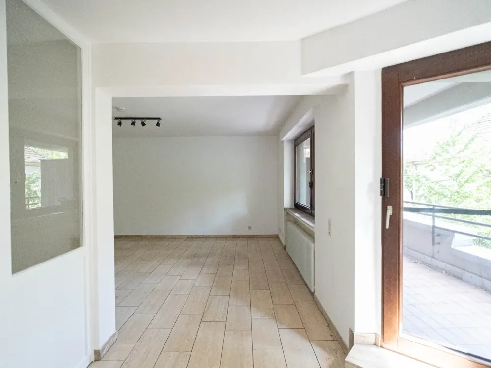 Helle 2-Zimmer-Wohnung mit Balkon, Tiefgaragenstellplatz und Top-Lage am Rhein