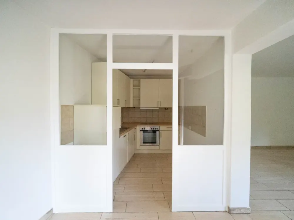 Helle 2-Zimmer-Wohnung mit Balkon, Tiefgaragenstellplatz und Top-Lage am Rhein
