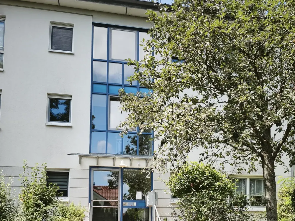 *** ab sofort + Dachgeschoss + Balkon + Stellplatz ***