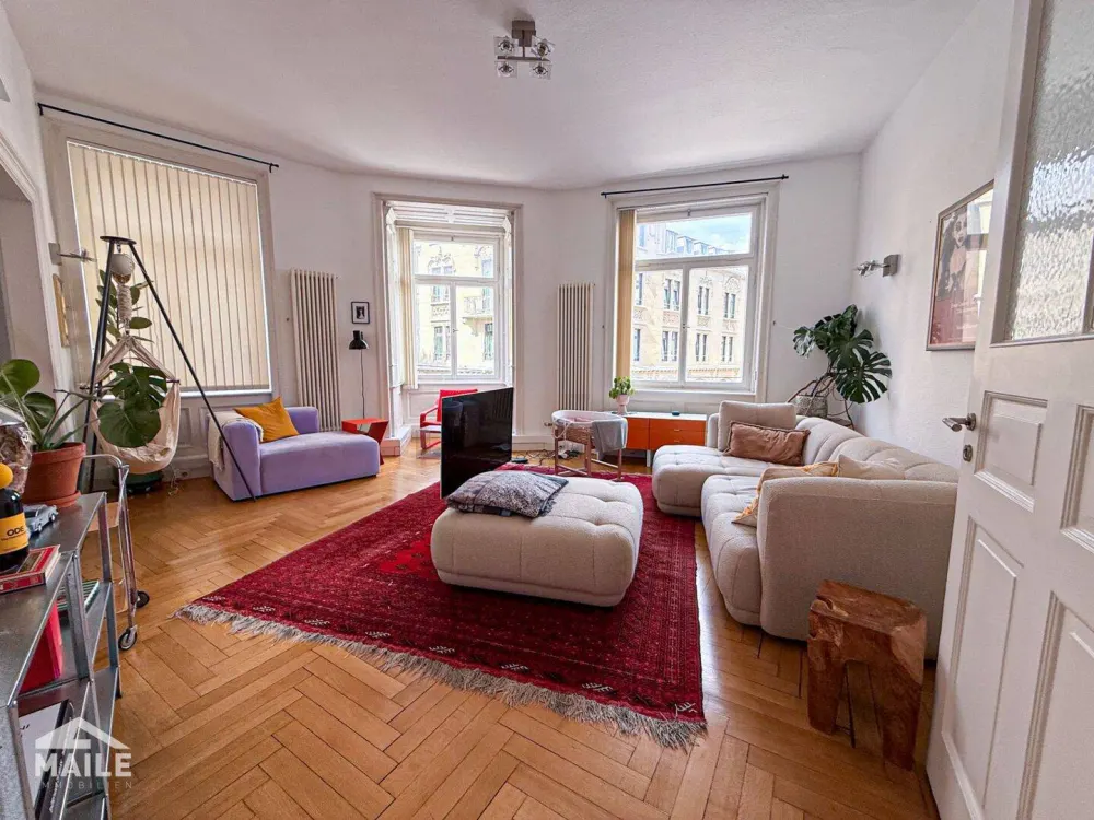 Traumhafte, zentral gelegene 5 Zimmer Altbauwohnung mit neuer EBK, 2 Balkonen und Loggia