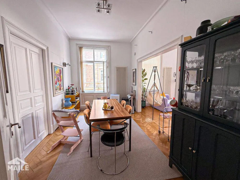 Traumhafte, zentral gelegene 5 Zimmer Altbauwohnung mit neuer EBK, 2 Balkonen und Loggia