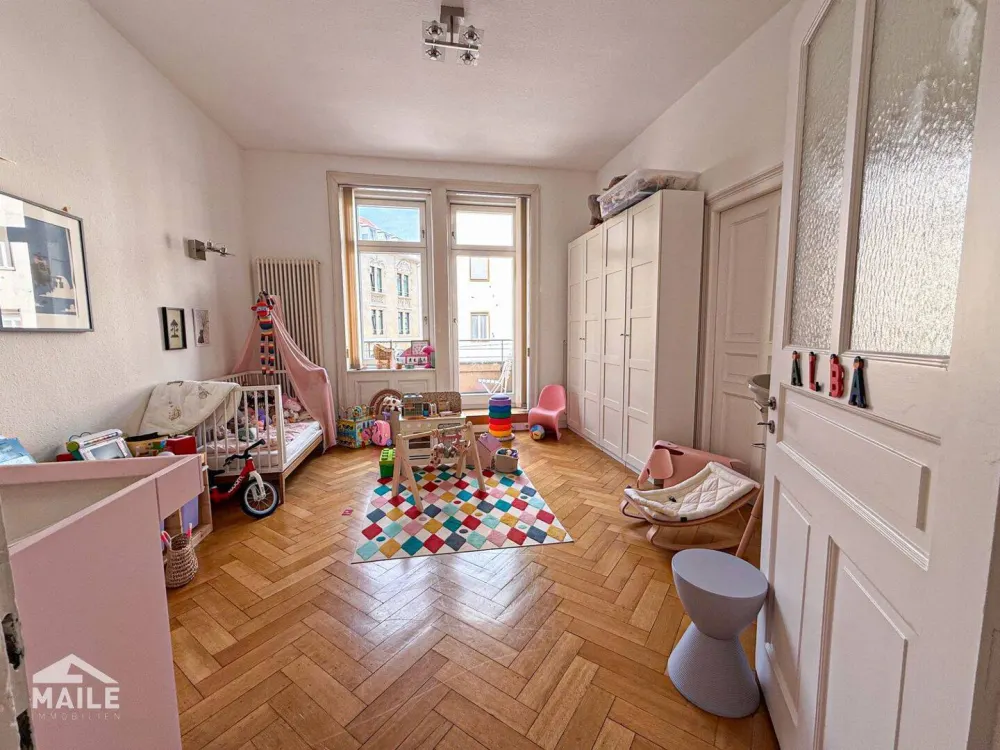 Traumhafte, zentral gelegene 5 Zimmer Altbauwohnung mit neuer EBK, 2 Balkonen und Loggia