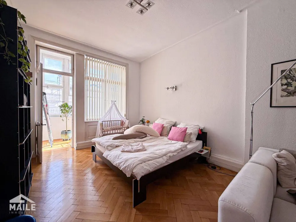 Traumhafte, zentral gelegene 5 Zimmer Altbauwohnung mit neuer EBK, 2 Balkonen und Loggia