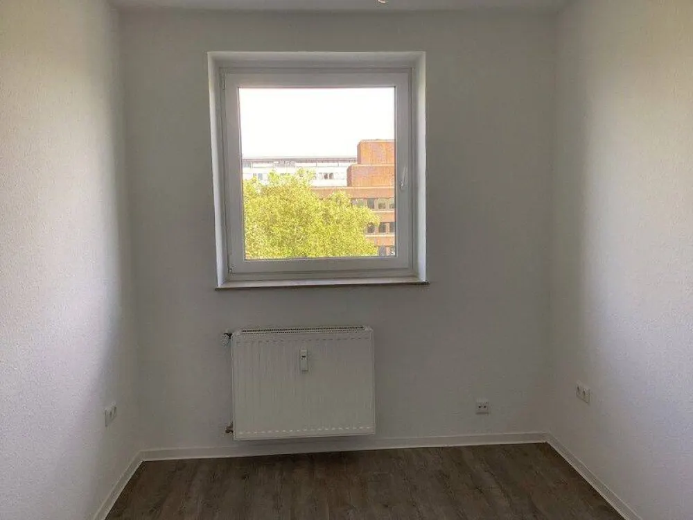 Frisch renovierte 3-Zimmer-Wohnung mit ca. 66 m² Wohnfläche und großzügigem XXL-Balkon - sofort bezugsfrei