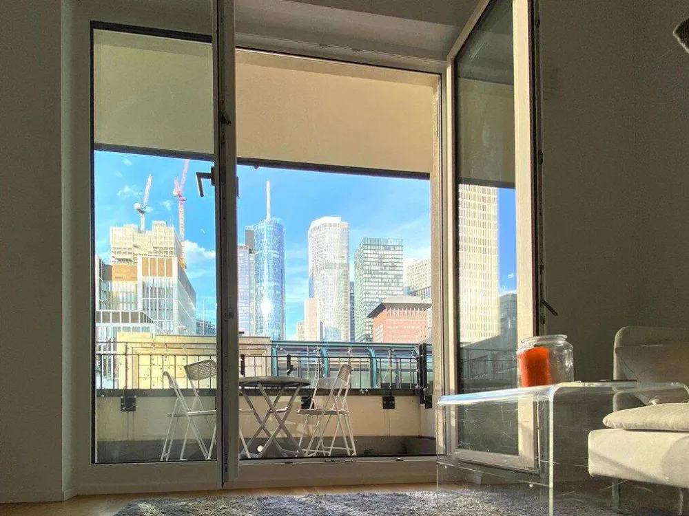 Möblierte 2,5-Zimmer-Wohnung | Skylineblick | Nähe Bankenviertel | Tiefgaragenplatz