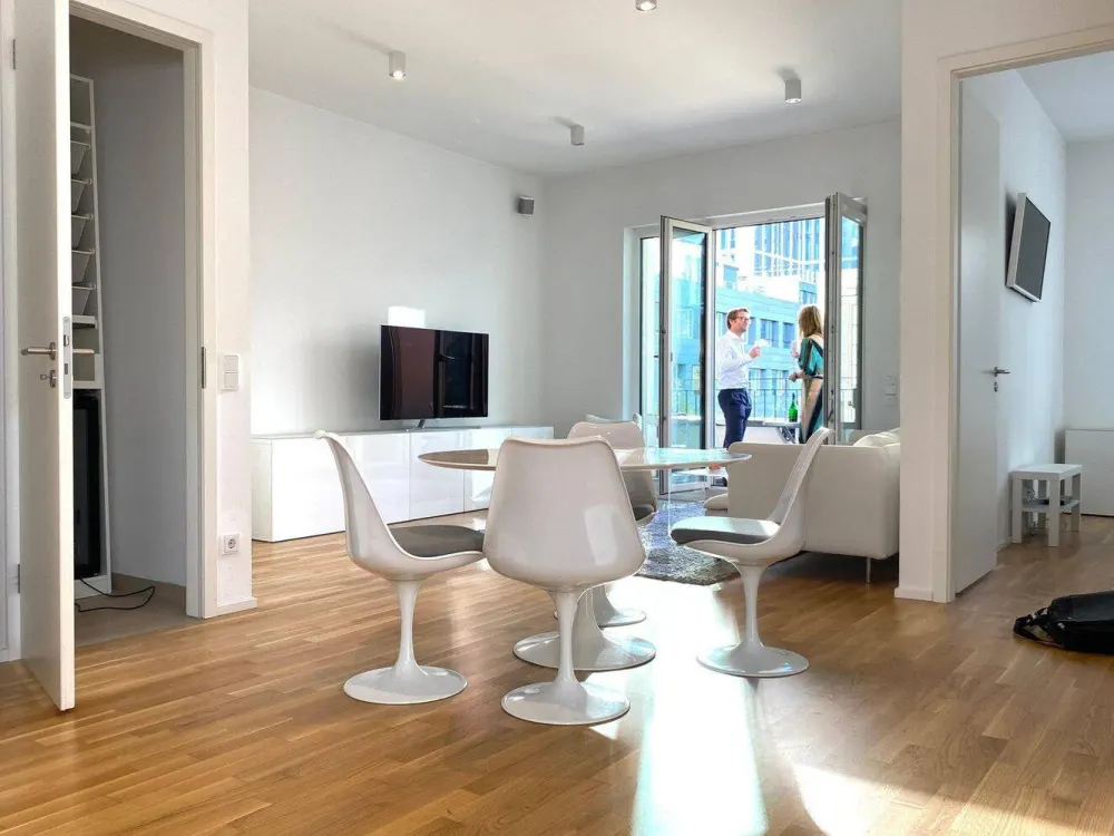 Möblierte 2,5-Zimmer-Wohnung | Skylineblick | Nähe Bankenviertel | Tiefgaragenplatz