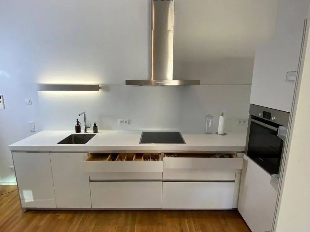 Möblierte 2,5-Zimmer-Wohnung | Skylineblick | Nähe Bankenviertel | Tiefgaragenplatz