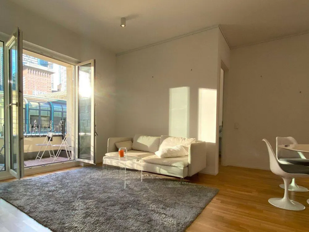 Möblierte 2,5-Zimmer-Wohnung | Skylineblick | Nähe Bankenviertel | Tiefgaragenplatz