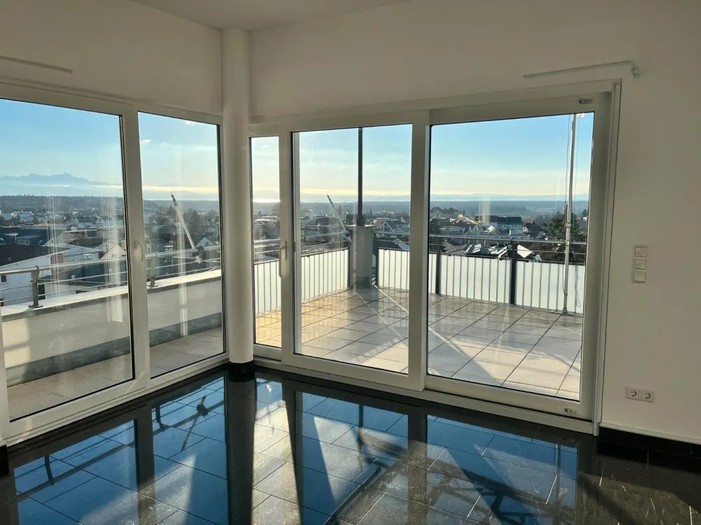 Exclusive Penthouse Apartment with Roof Terrace and Dreamlike Lake View