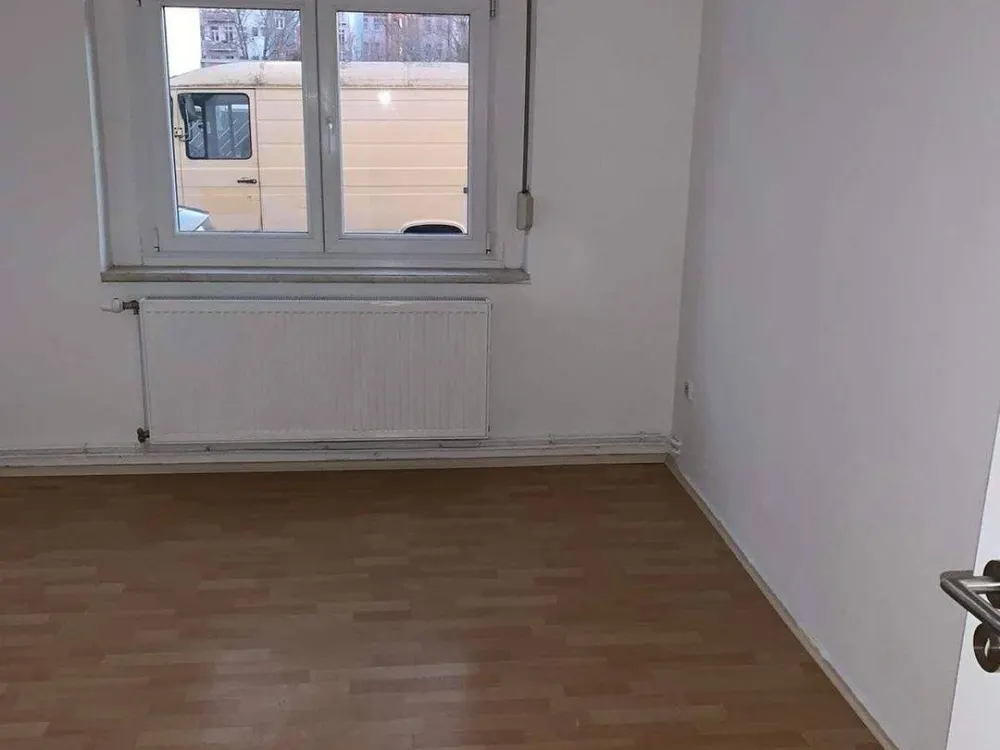 geräumige 2-Raum Wohnung mit Einbauküche, Balkon und Wanne