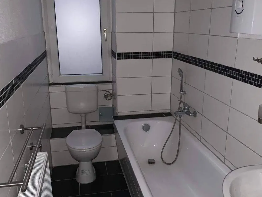 geräumige 2-Raum Wohnung mit Einbauküche, Balkon und Wanne