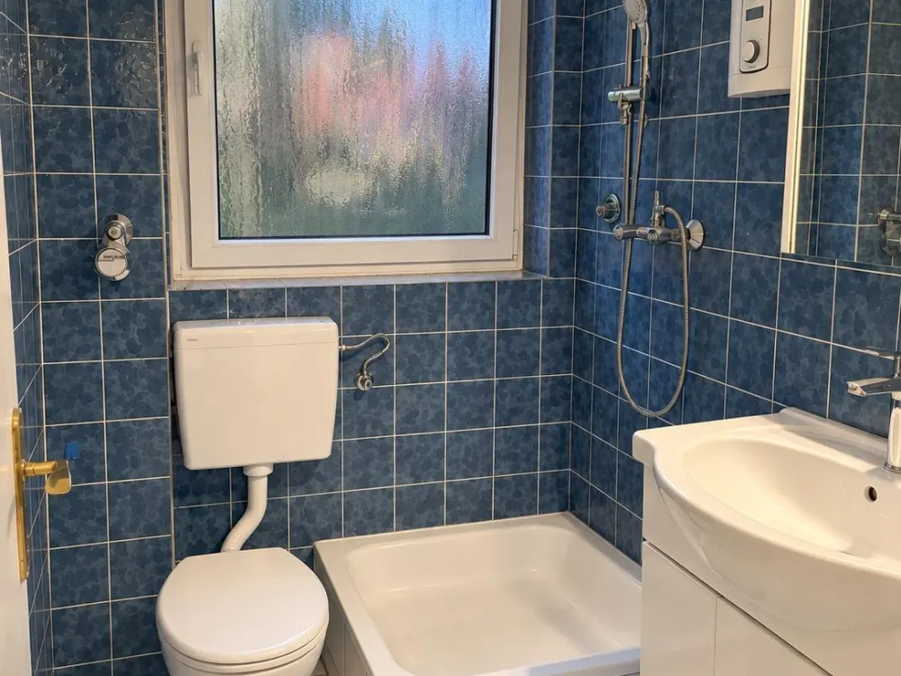 Helle 2-Zimmer-Wohnung mit Balkon und Einbauküche 2.OG