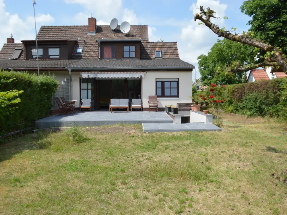 Möbliertes 1 Zimmer-Apartment im Erdgeschoß, mit großem Garten, für 12-24 Monate zu vermieten