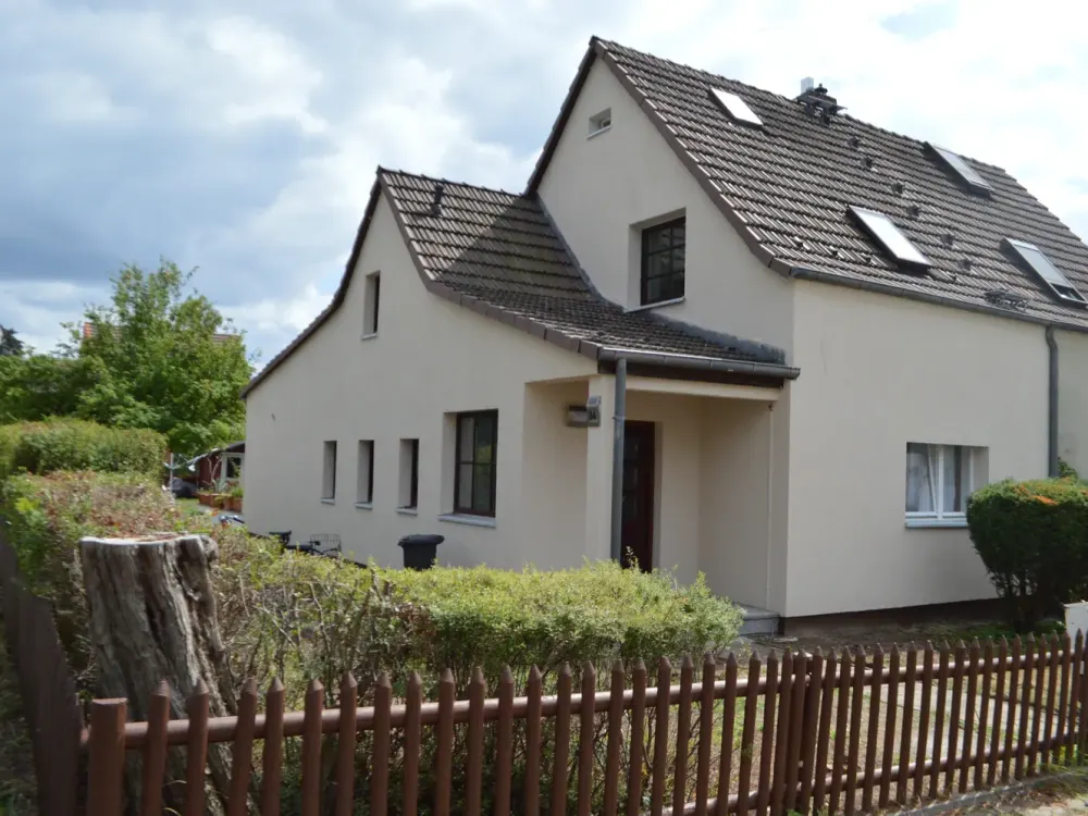 Möbliertes 1 Zimmer-Apartment im Erdgeschoß, mit großem Garten, für 12-24 Monate zu vermieten