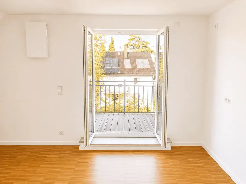 Neuwertige 3-Zimmer-Dachgeschosswohnung mit 2 Schlafzimmern, Balkon und Aufzug