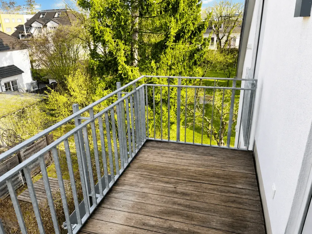 Neuwertige 3-Zimmer-Dachgeschosswohnung mit 2 Schlafzimmern, Balkon und Aufzug