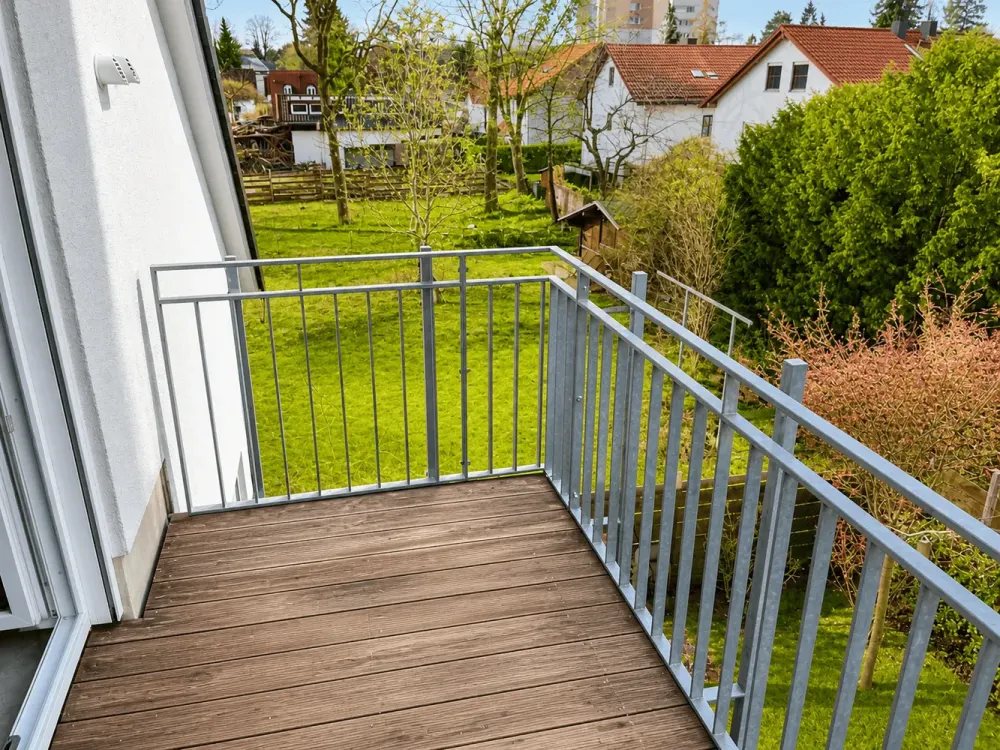 Neuwertige 3-Zimmer-Dachgeschosswohnung mit 2 Schlafzimmern, Balkon und Aufzug
