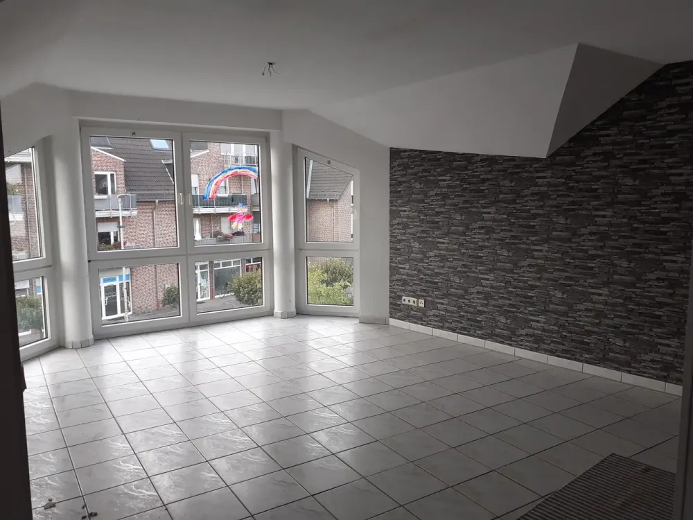 Drei Zimmer in Dormagen: Lichtdurchflute Dachgeschosswohnung