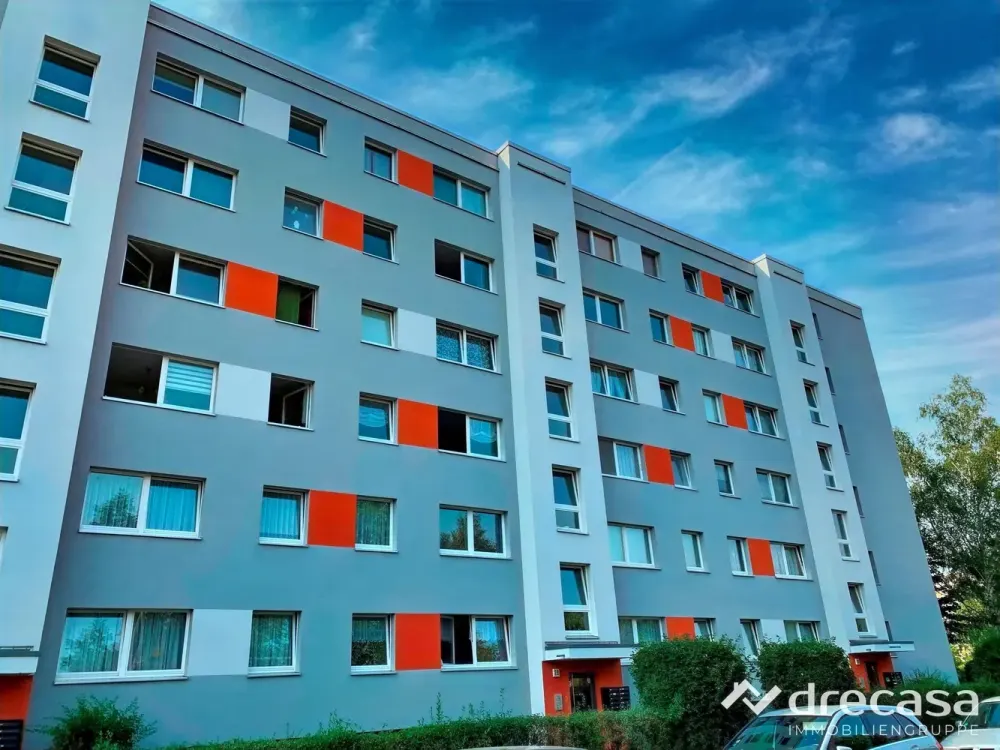 Freshly Renovated 3-Room Apartment with Balcony and Bathtub