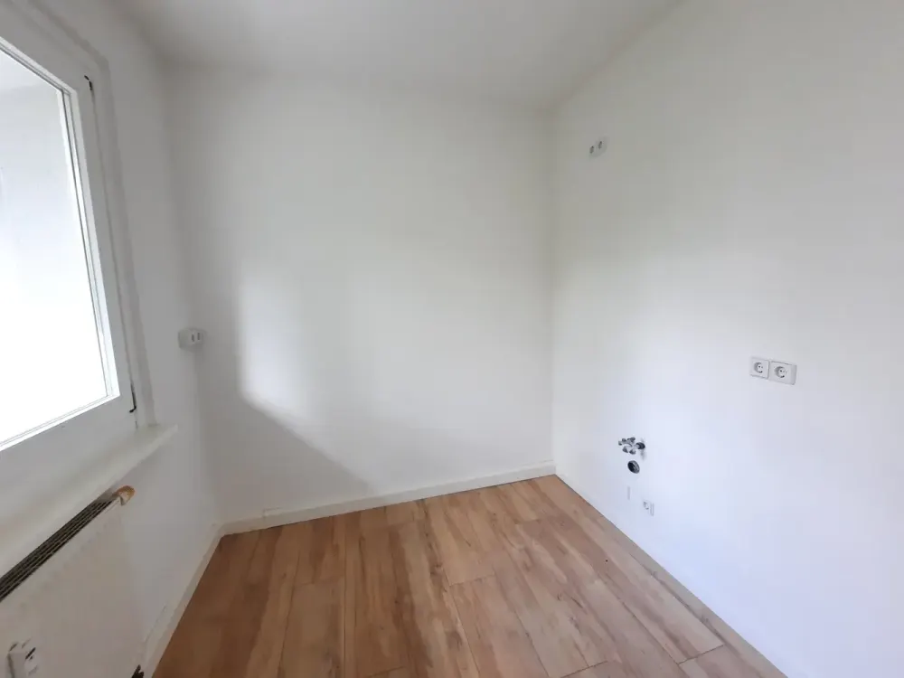 Freshly Renovated 3-Room Apartment with Balcony and Bathtub
