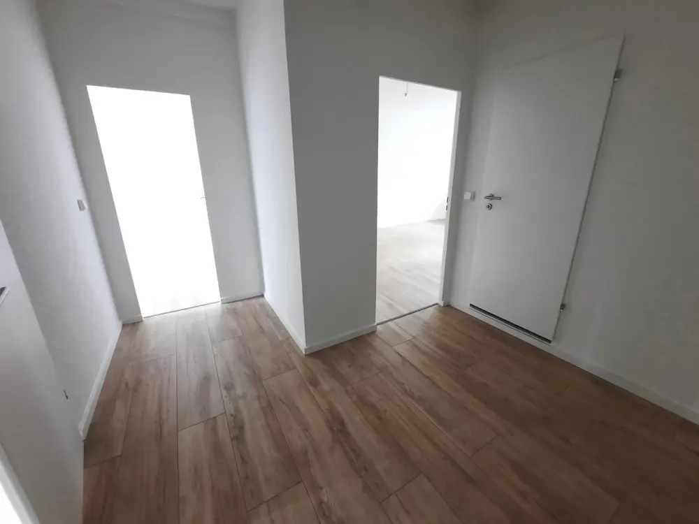 Freshly Renovated 3-Room Apartment with Balcony and Bathtub