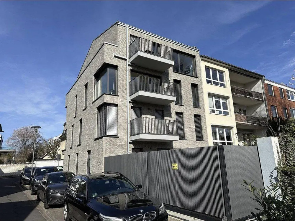 Neubauwohnung (2022) in Köln-Rodenkirchen-Rheinnähe, mit Einbauküche, Wallbox-Stellplatz und Keller