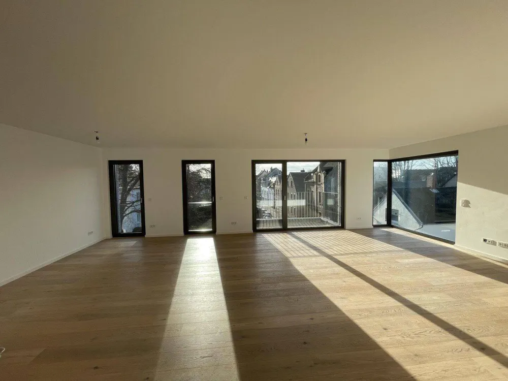 Neubauwohnung (2022) in Köln-Rodenkirchen-Rheinnähe, mit Einbauküche, Wallbox-Stellplatz und Keller