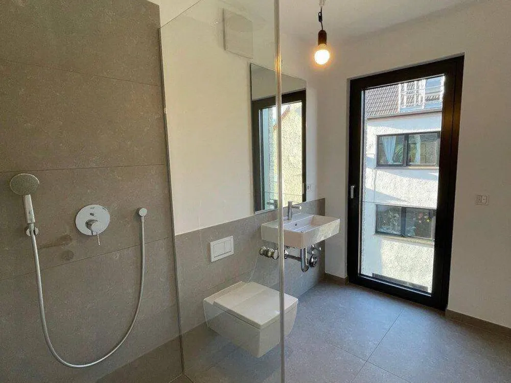 Neubauwohnung (2022) in Köln-Rodenkirchen-Rheinnähe, mit Einbauküche, Wallbox-Stellplatz und Keller