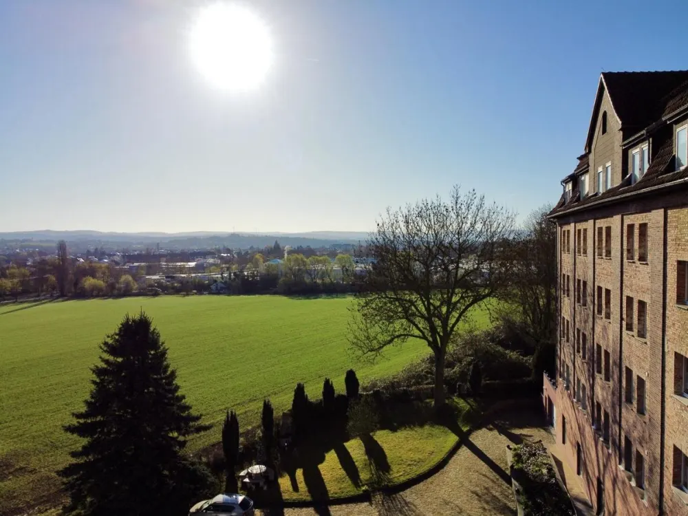 Spacious Living on 190sqm on the Upper Floor of a Historic Building. Elevator and Fantastic Distant View!