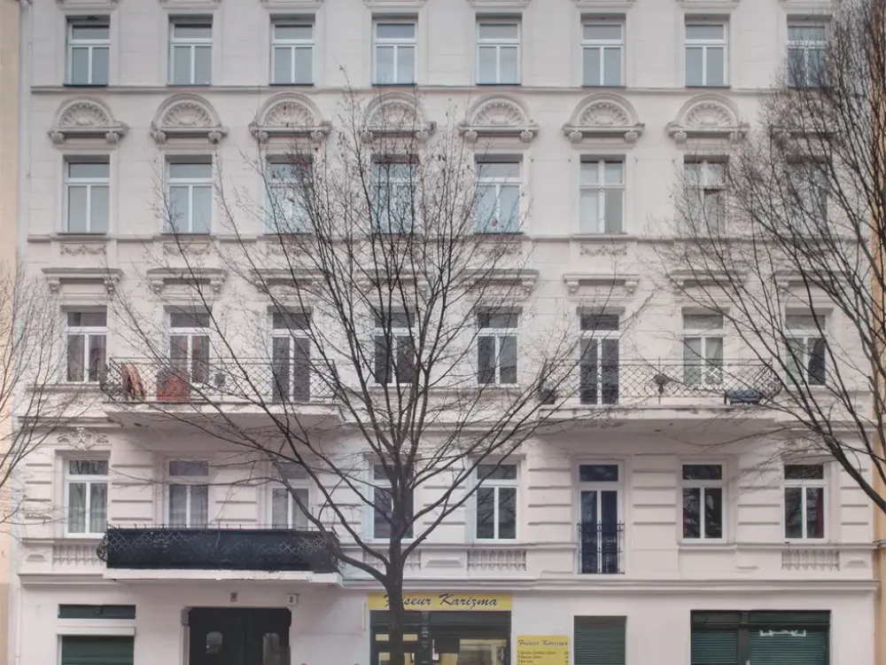 Ruhige, hell möblierte Designer Altbauwohnung im Hinterhaus