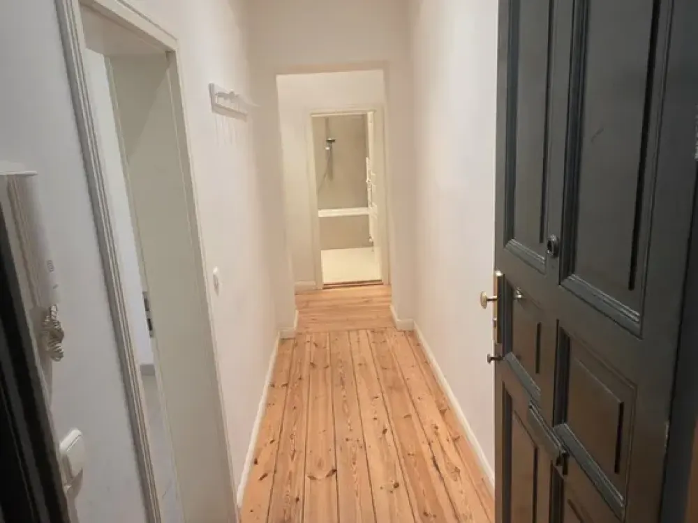 Ruhige, hell möblierte Designer Altbauwohnung im Hinterhaus