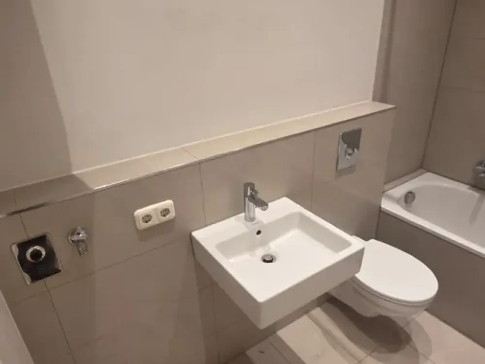 Ruhige, hell möblierte Designer Altbauwohnung im Hinterhaus