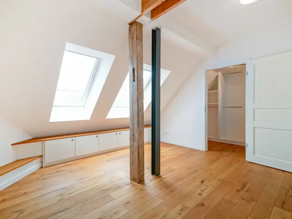 Großzügige Dachgeschosswohnung mit grosser 360-Grad-Dachtterrasse in Top-Lage
