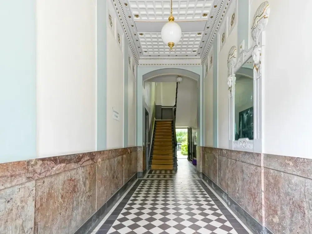 Großzügige Dachgeschosswohnung mit grosser 360-Grad-Dachtterrasse in Top-Lage