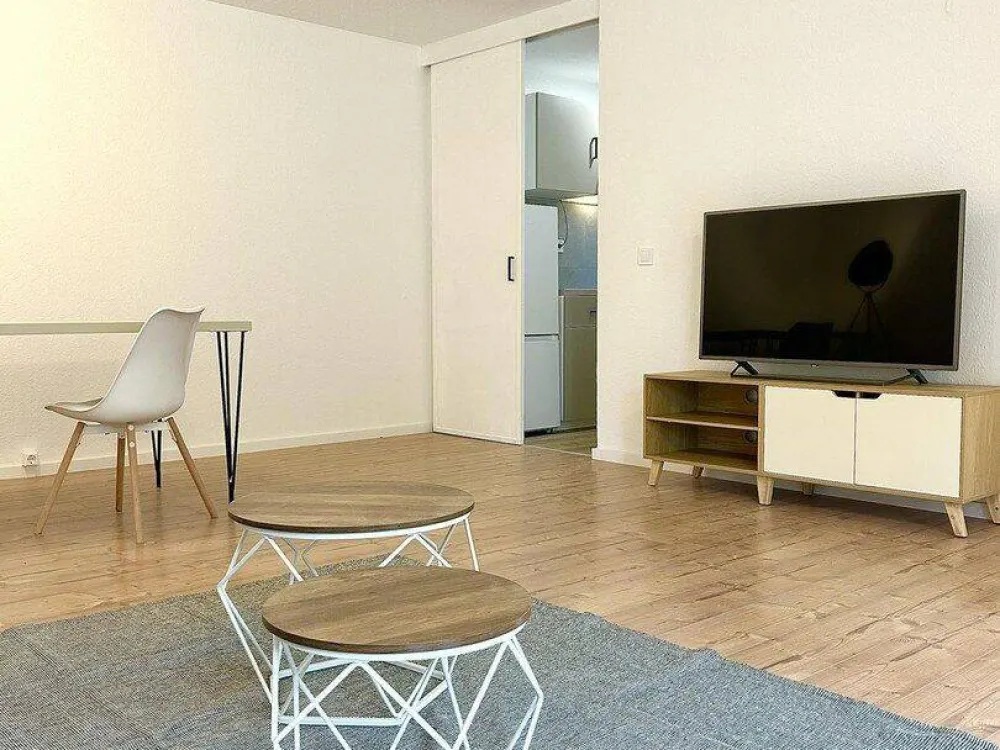 ?? Erstklassig renovierte & möblierte 2-Zimmer-Wohnung mit Einbauküche & Tiefgarage