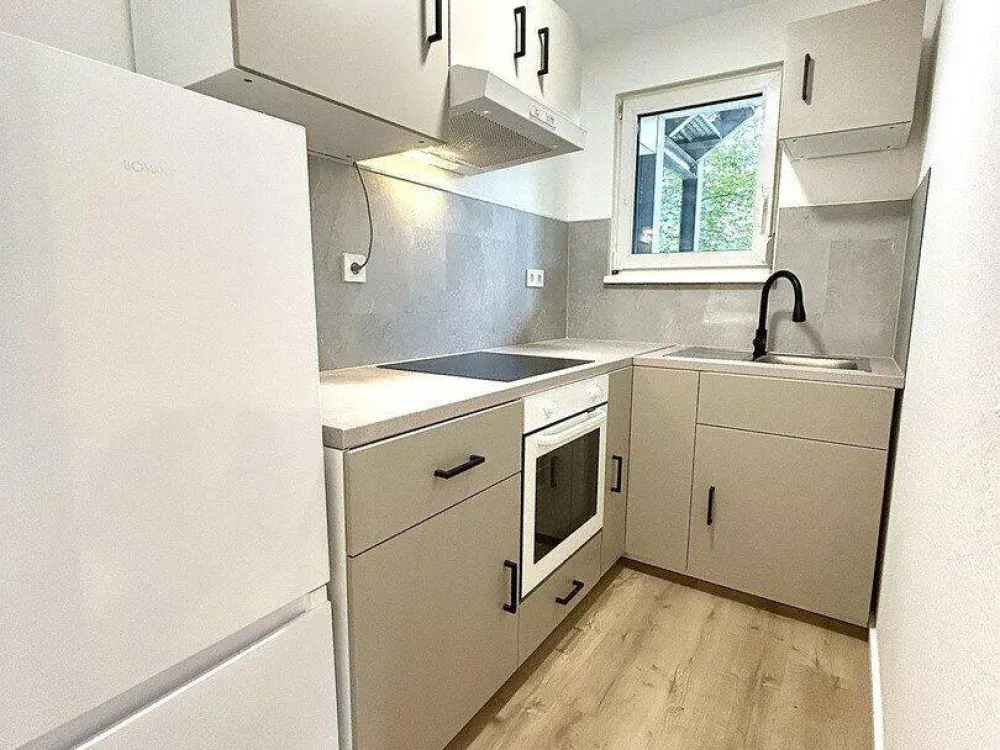 ?? Erstklassig renovierte & möblierte 2-Zimmer-Wohnung mit Einbauküche & Tiefgarage