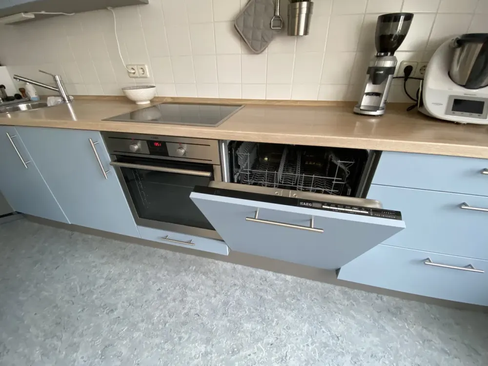 Modernisierte, helle, große 2-Zi-DG-Wohnung mit Loggia + Einbauküche in Fürth Popp., 01.12.26