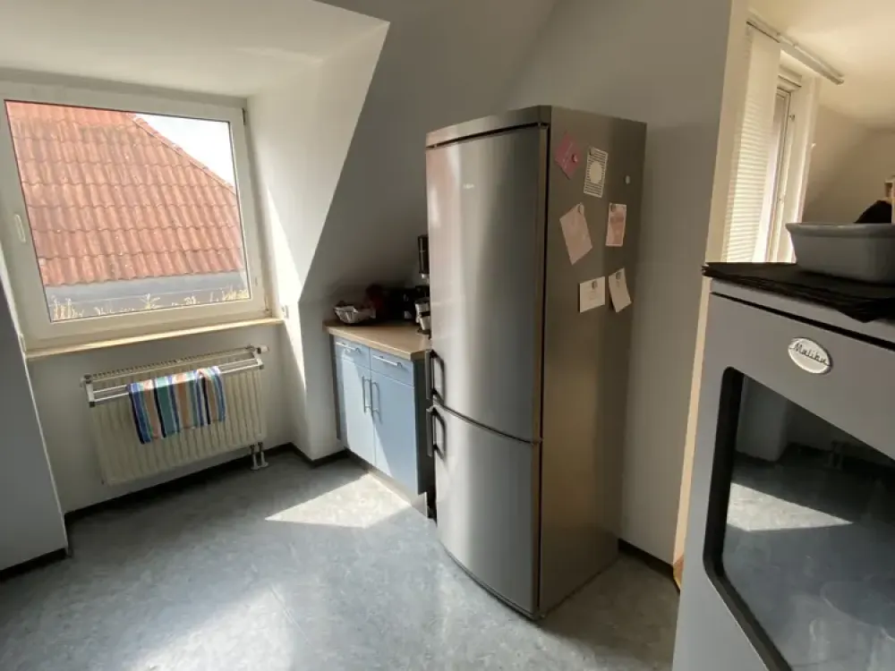 Modernisierte, helle, große 2-Zi-DG-Wohnung mit Loggia + Einbauküche in Fürth Popp., 01.12.26