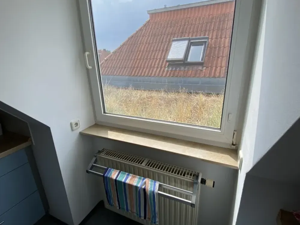 Modernisierte, helle, große 2-Zi-DG-Wohnung mit Loggia + Einbauküche in Fürth Popp., 01.12.26