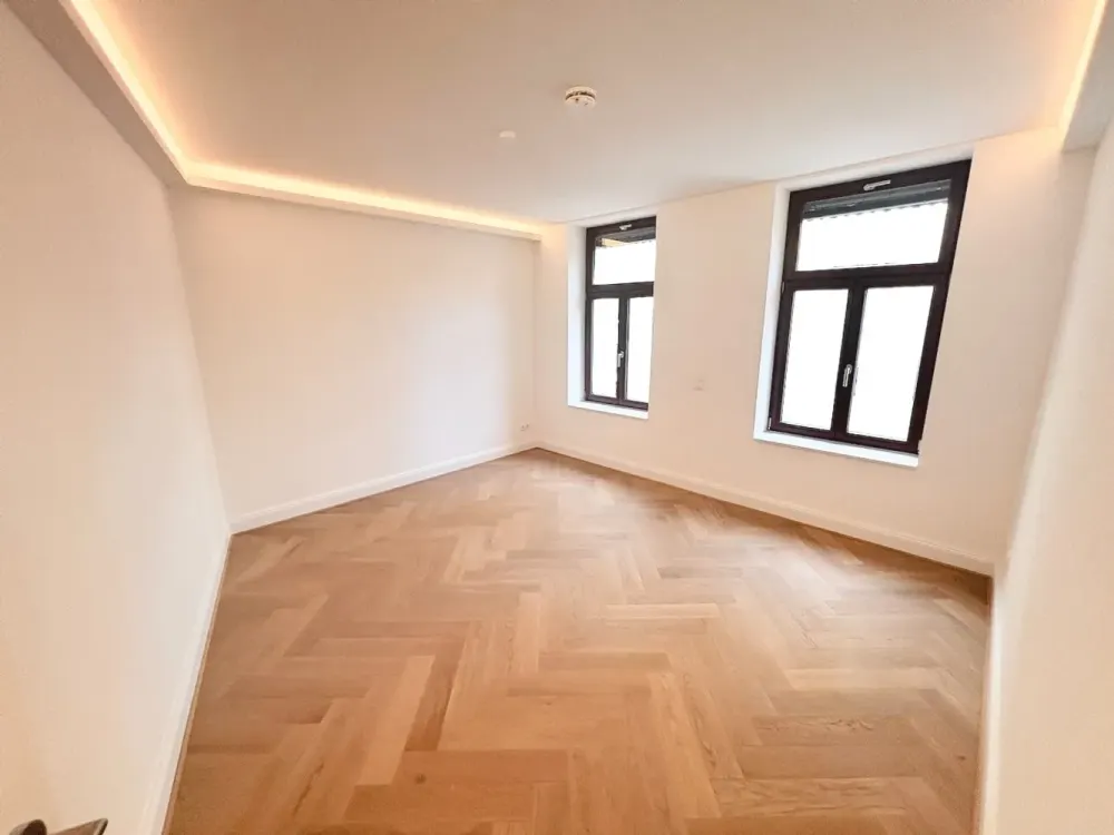Genial! + Erstbezug mit Balkon + Parkett + Fußbodenheizung + Wanne & Dusche + LED-Licht