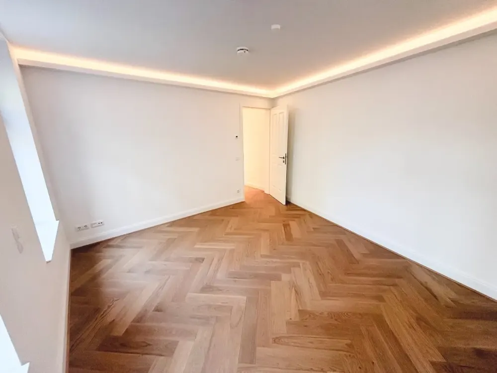 Genial! + Erstbezug mit Balkon + Parkett + Fußbodenheizung + Wanne & Dusche + LED-Licht