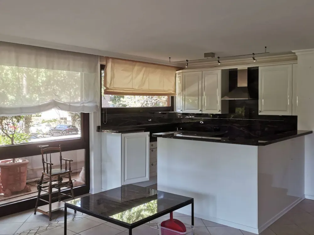 Herrliche 3-Raum-Wohnung - wunderbare Terrasse - Edle Einbauküche - TG-Stellplatz