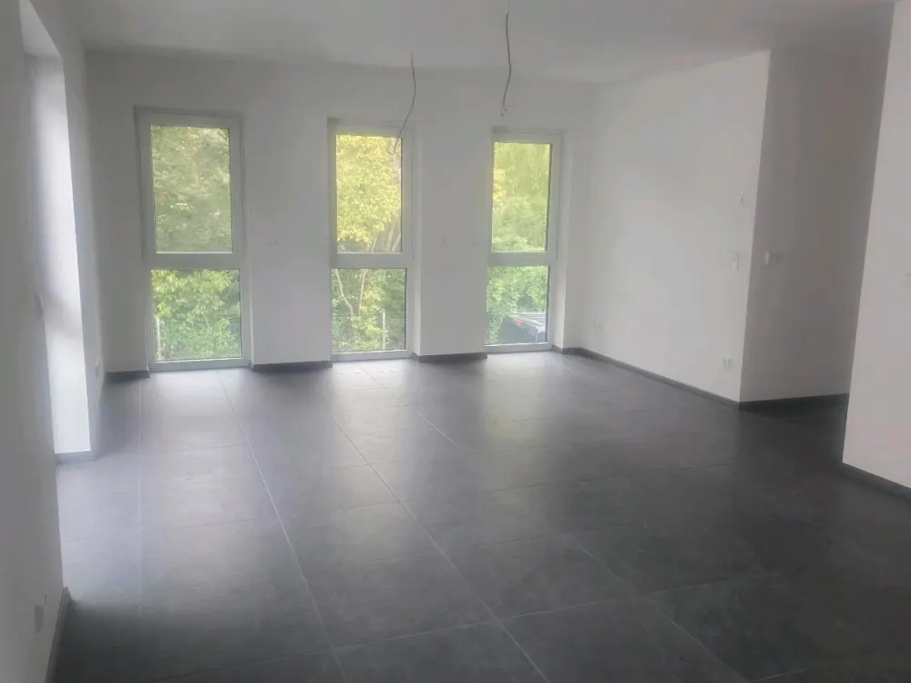 2 Zimmer Wohnung Neubezug nur an 2 Personen ohne Küche !!!