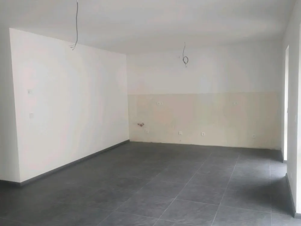 2 Zimmer Wohnung Neubezug nur an 2 Personen ohne Küche !!!