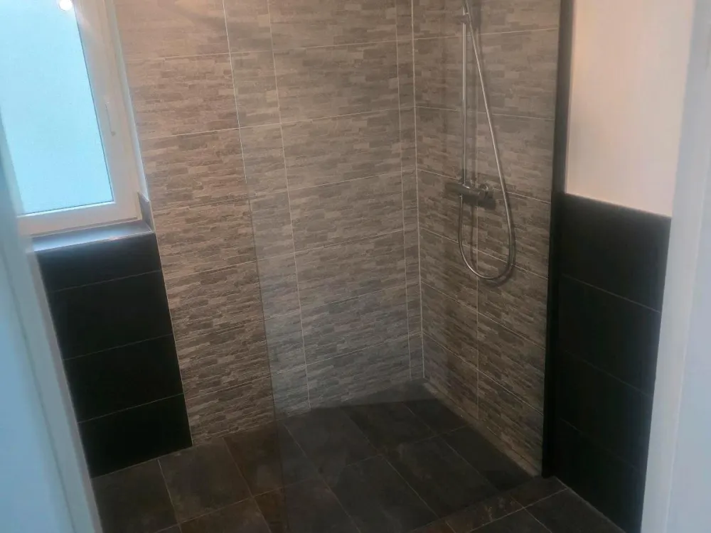 2 Zimmer Wohnung Neubezug nur an 2 Personen ohne Küche !!!