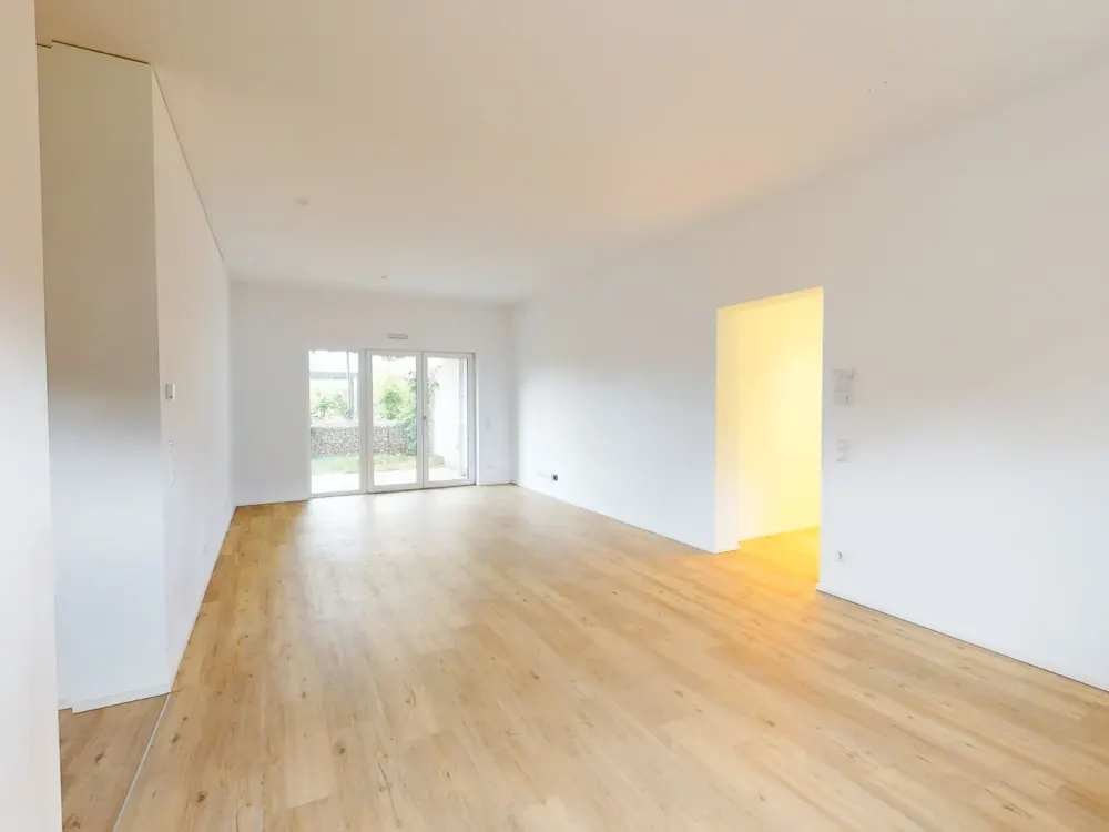 *Including Moving Bonus* 3 Rooms with Modern Features and Terrace