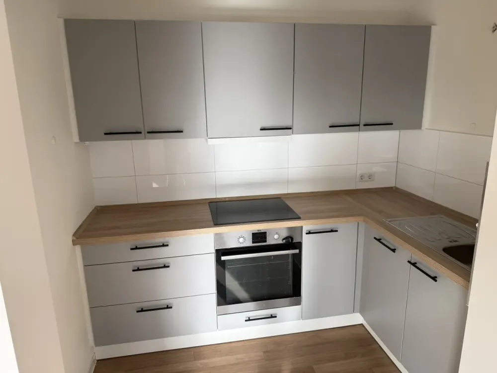 Helle 3-Zimmer-Wohnung mit Loggia, Aufzug und Fußbodenheizung, Einbauküche übernehmbar