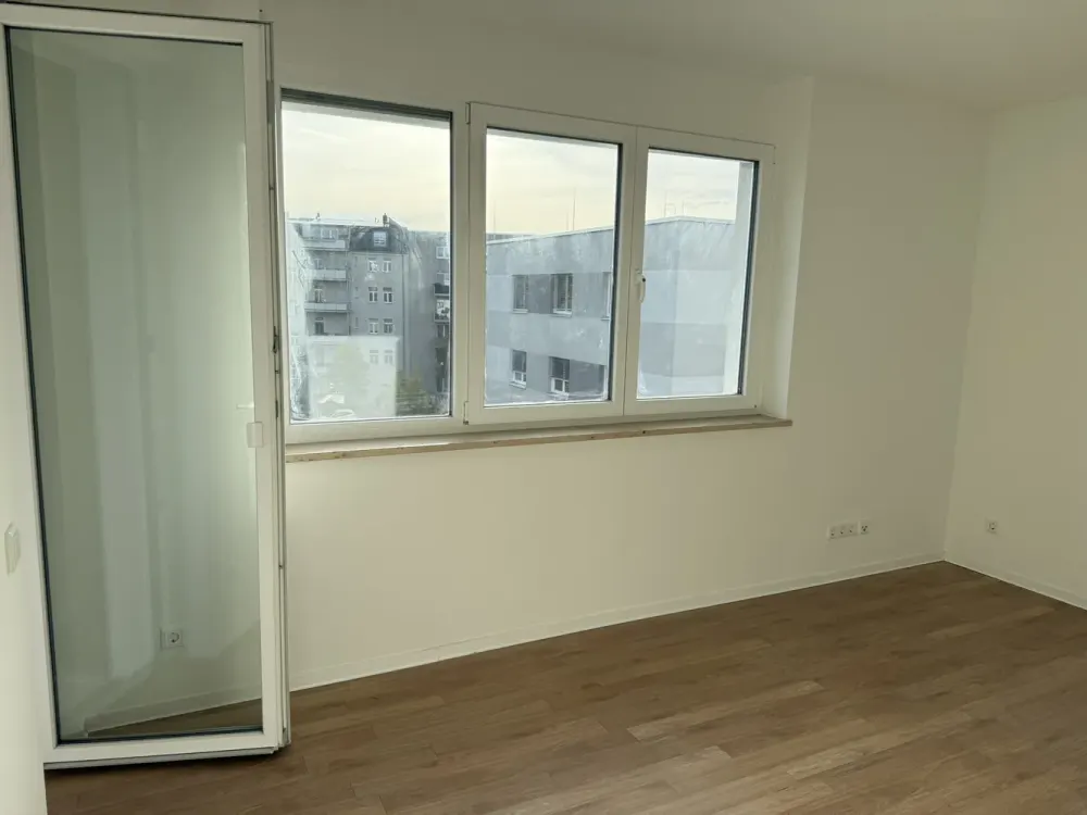 Helle 3-Zimmer-Wohnung mit Loggia, Aufzug und Fußbodenheizung, Einbauküche übernehmbar