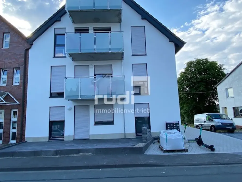 Temporary Living, Furnished 3-Person Shared Apartment with Balcony Near the University!